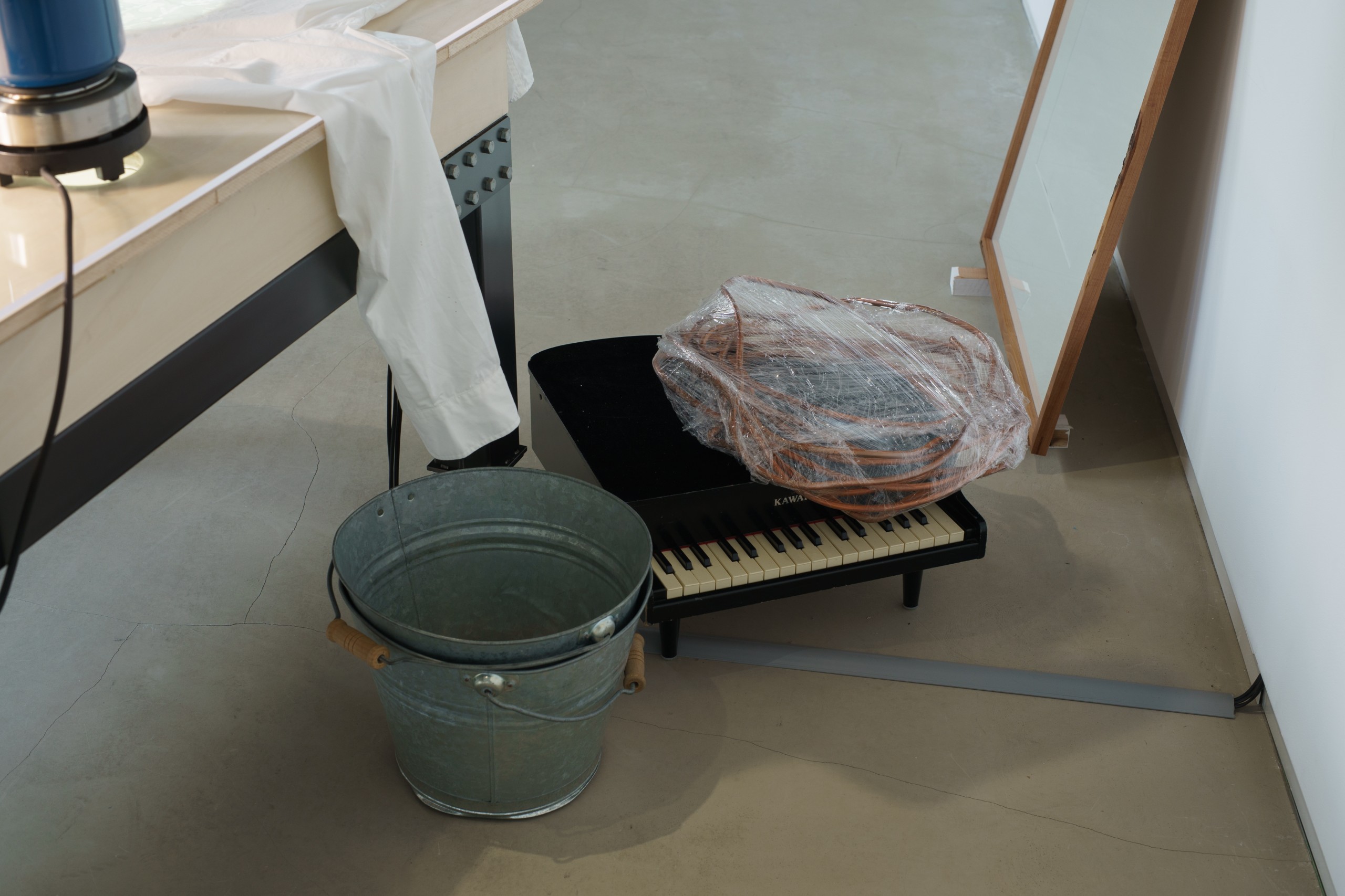 雨宮庸介個展「雨宮宮雨と以」会場風景 "原稿が描かれたトイピアノ (2023)" 