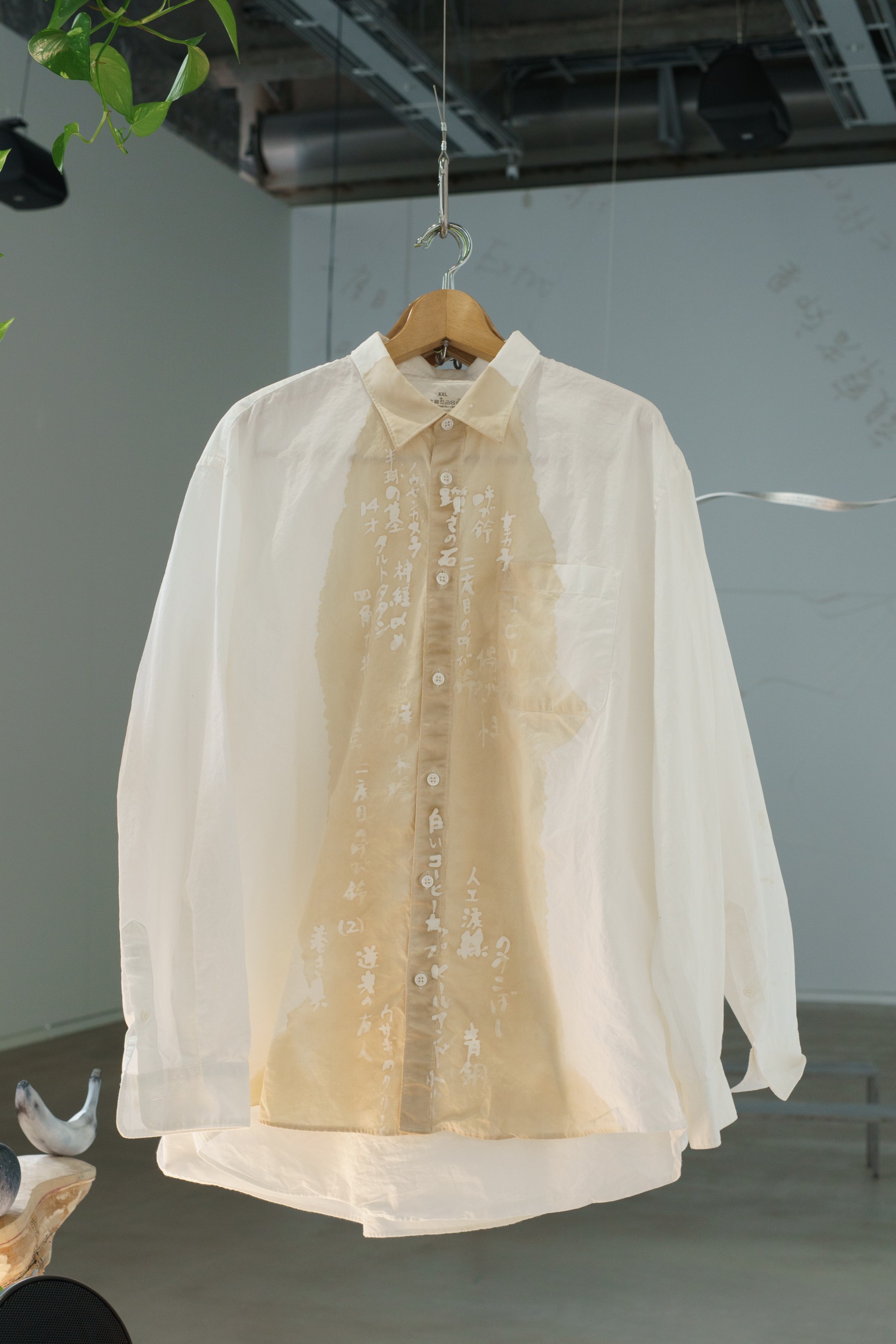 雨宮庸介個展「雨宮宮雨と以」会場風景 "37の言葉のシャツ (2023)" 