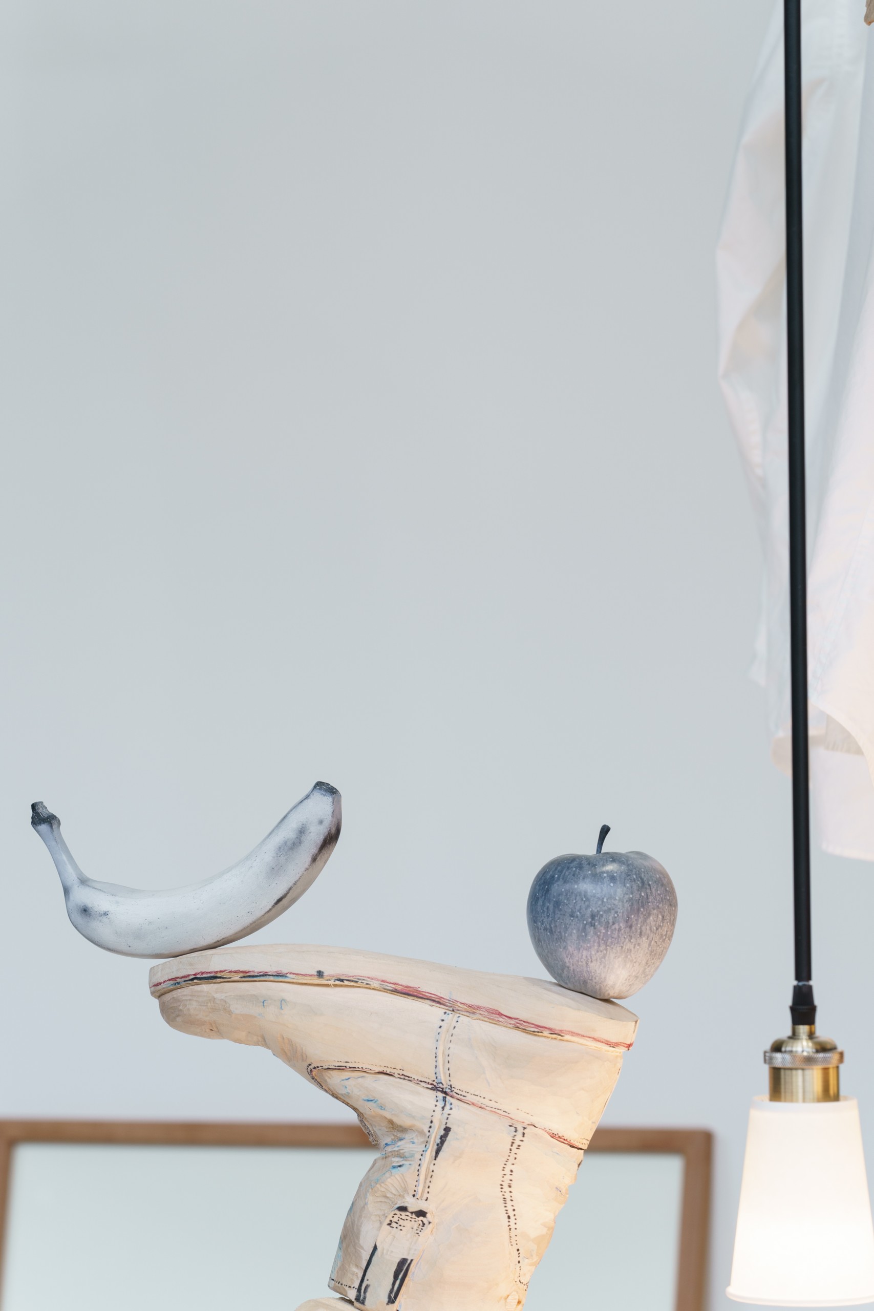 雨宮庸介個展「雨宮宮雨と以」会場風景 "Fruits (Black & White, Heel & Toe) (2023)" 