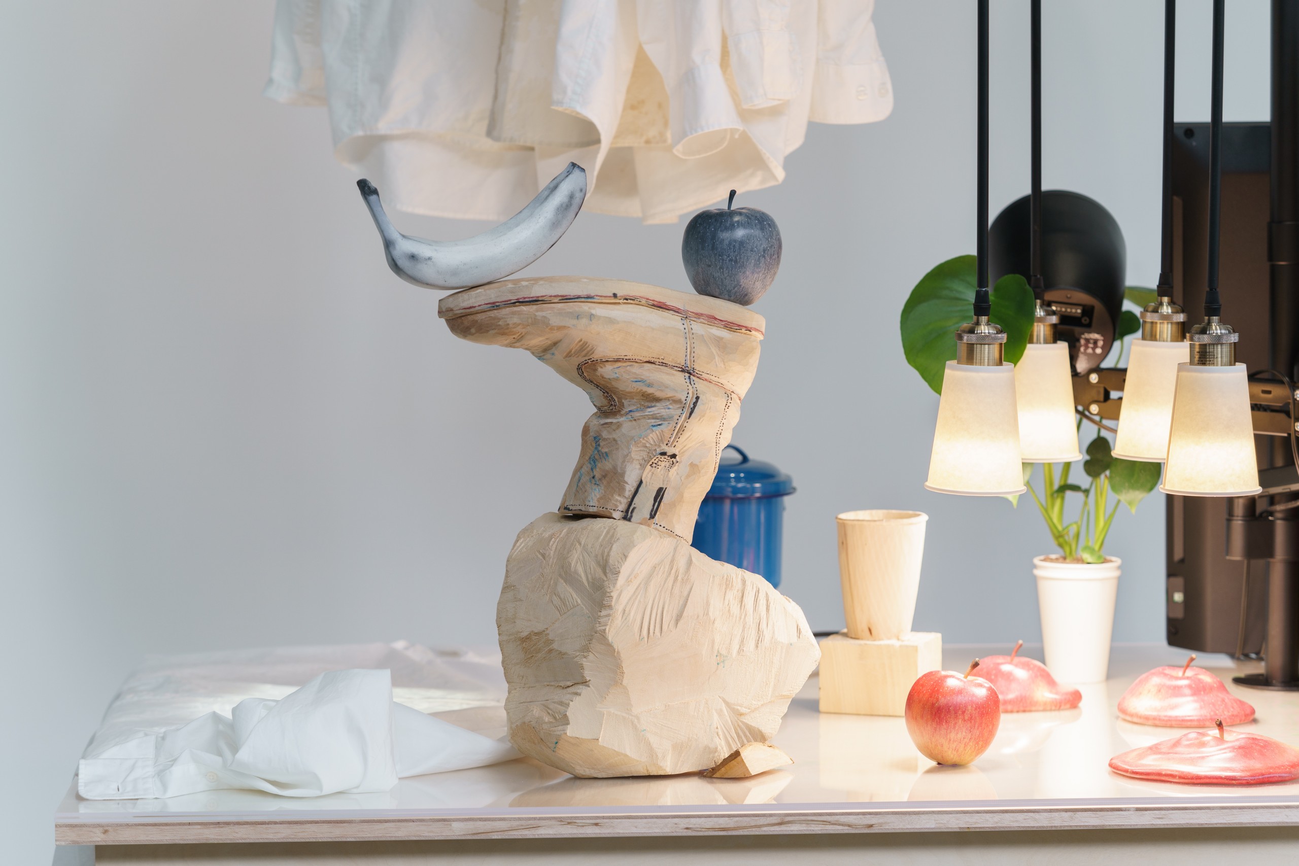雨宮庸介個展「雨宮宮雨と以」会場風景 "Fruits (Black & White, Heel & Toe) (2022-2023)" 