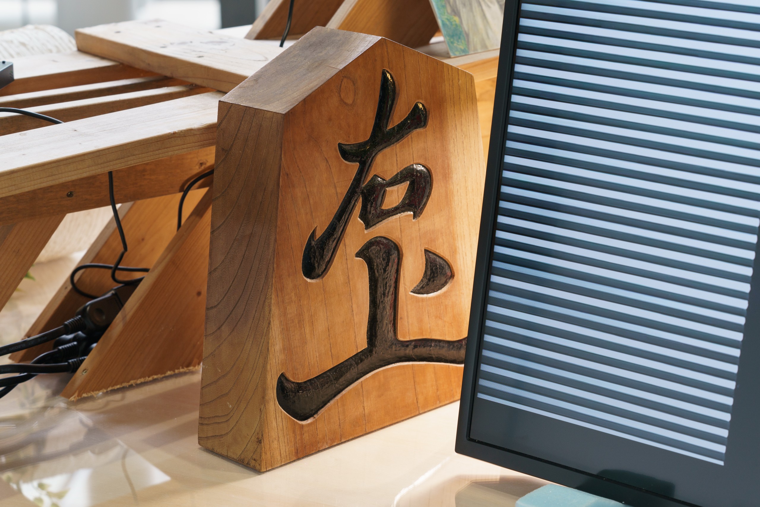 雨宮庸介個展「雨宮宮雨と以」会場風景 "右上王 (2003)" 