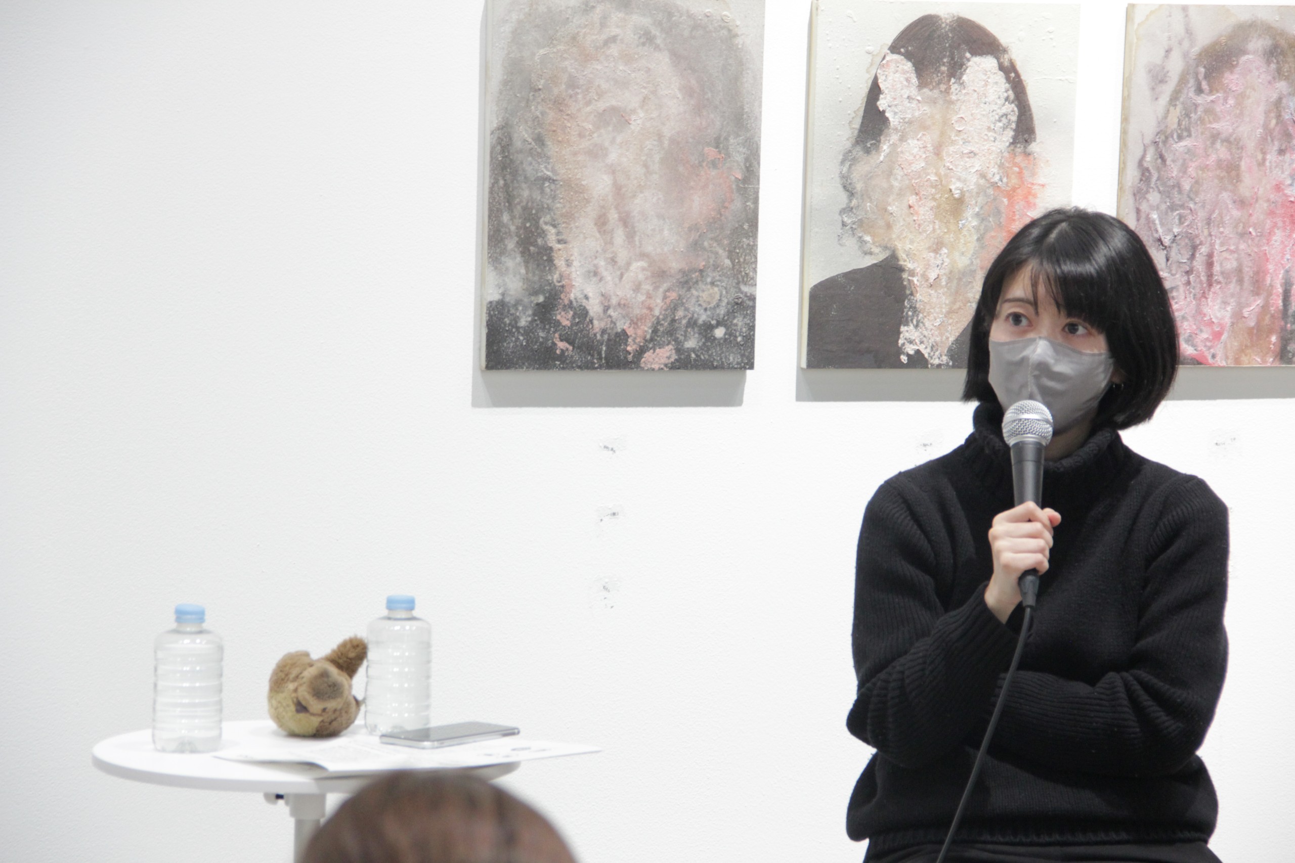 千賀健史個展「まず、自分でやってみる」永井玲衣×千賀健史　関連トークイベント風景　永井玲衣
