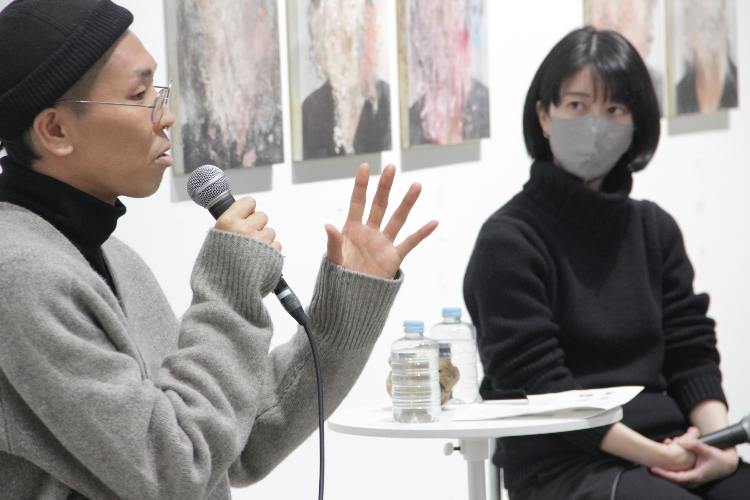 千賀健史個展「まず、自分でやってみる」永井玲衣×千賀健史　関連トークイベント風景　千賀健史　永井玲衣