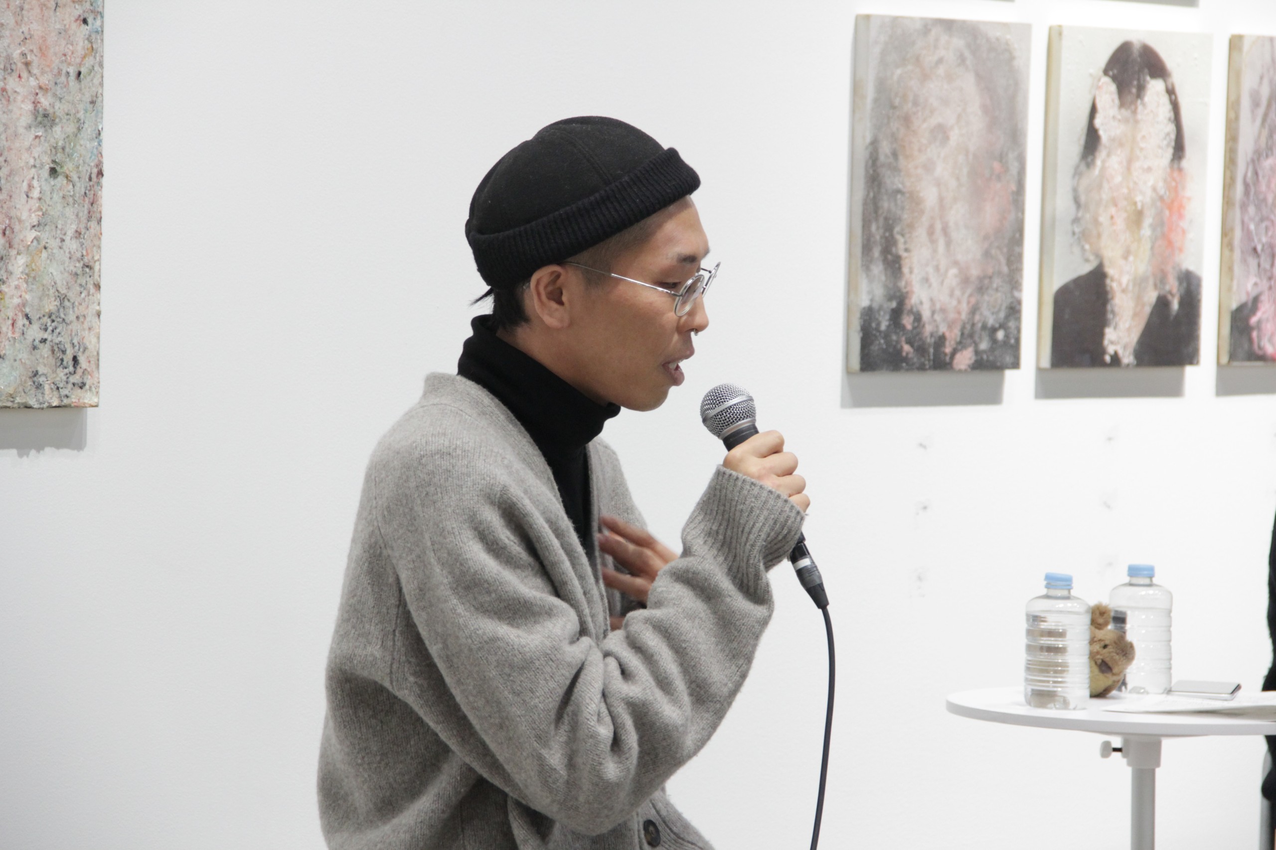 千賀健史個展「まず、自分でやってみる」永井玲衣×千賀健史　関連トークイベント風景　千賀健史