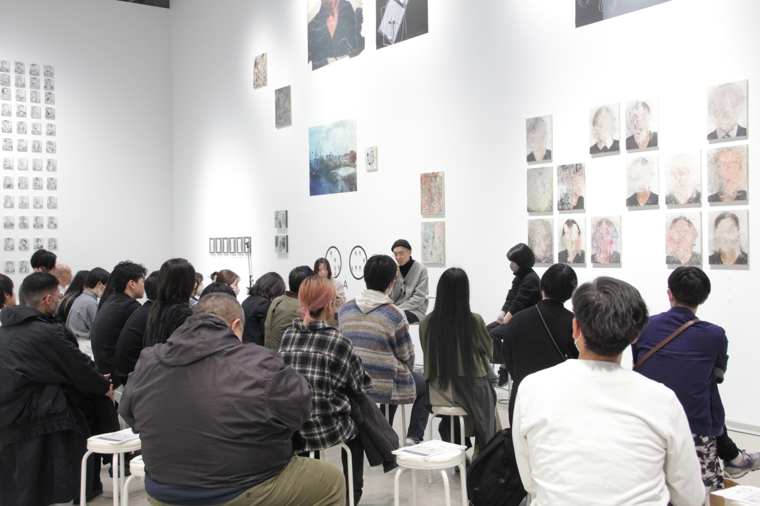千賀健史個展「まず、自分でやってみる」永井玲衣×千賀健史　関連トークイベント風景