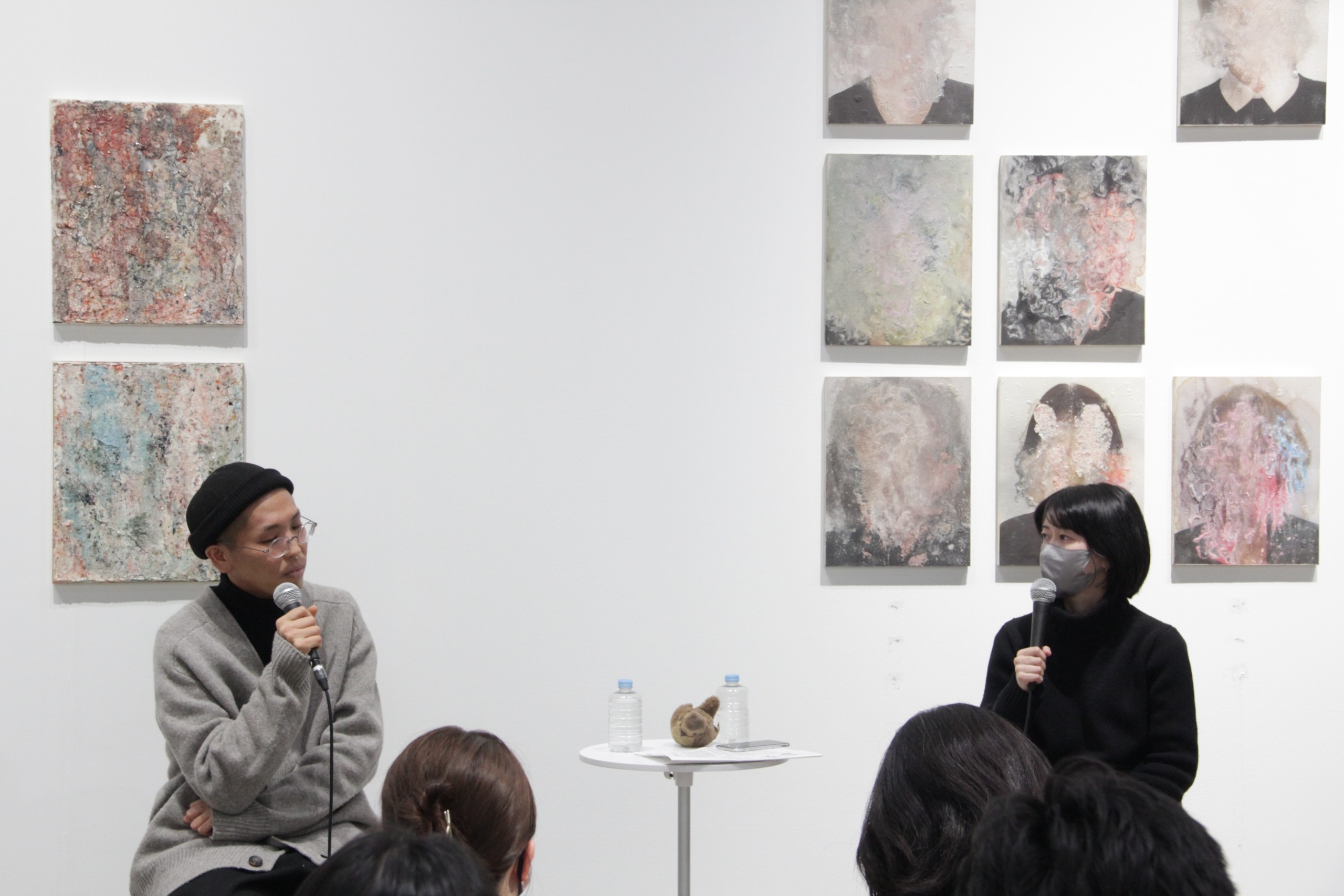 千賀健史個展「まず、自分でやってみる」永井玲衣×千賀健史　関連トークイベント風景　千賀健史　永井玲衣