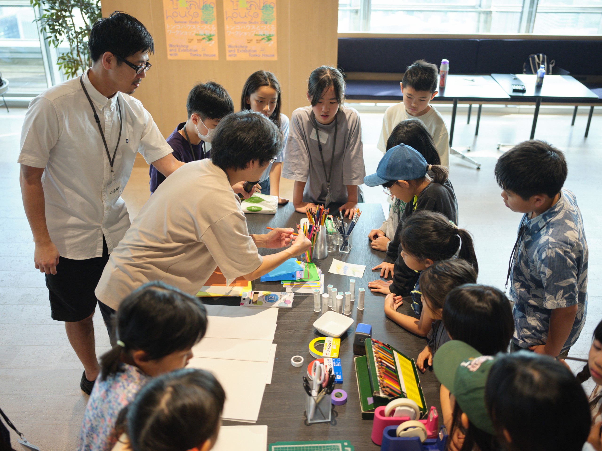小学生対象「キャラクターづくり〜八百万の神(やおよろずのかみ)を考えて描こう」ワークショップ風景
