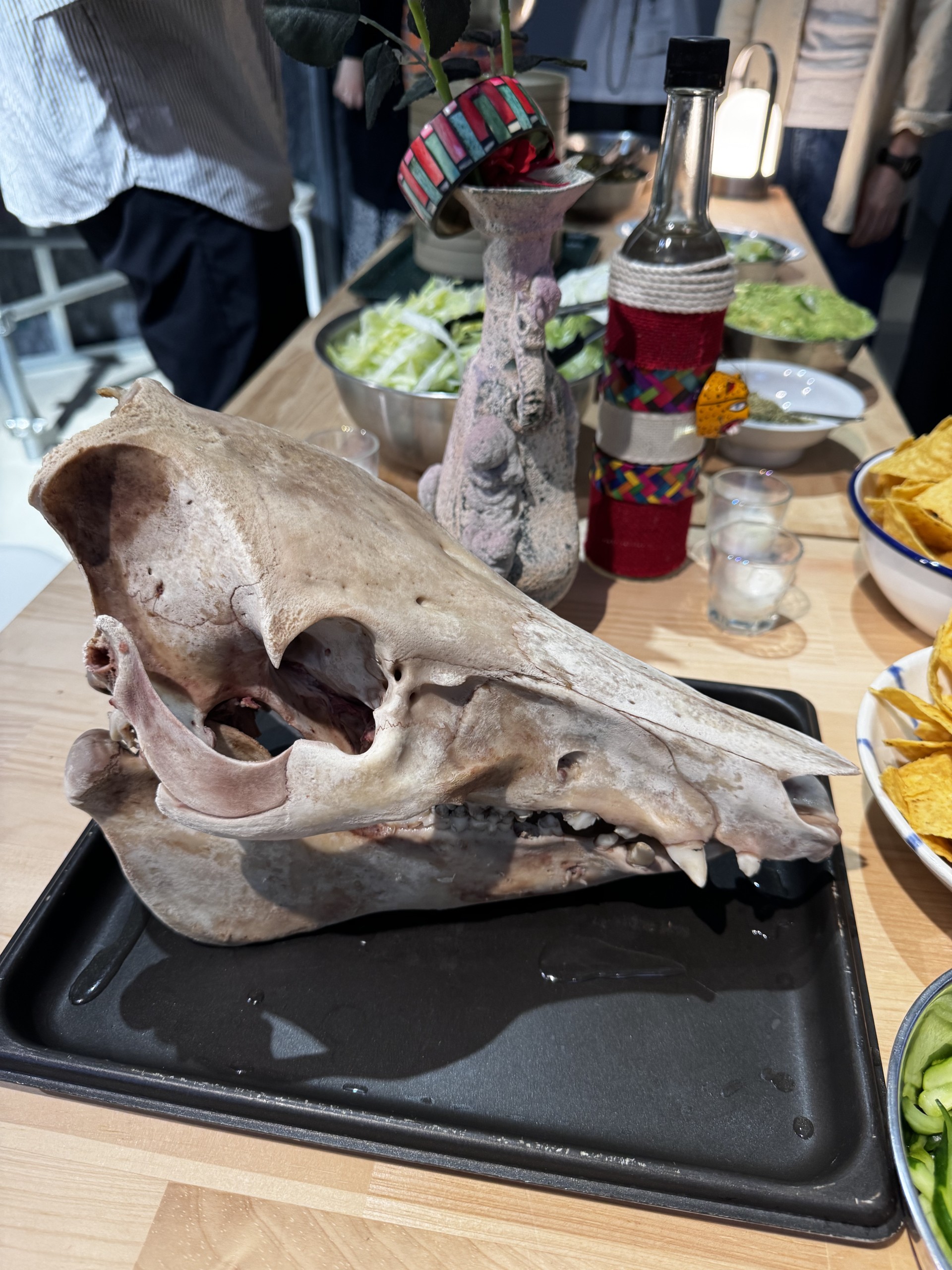 MES「陸路(スピルオーバー#1)」関連イベントポソレ会 料理の食材 豚の頭蓋骨