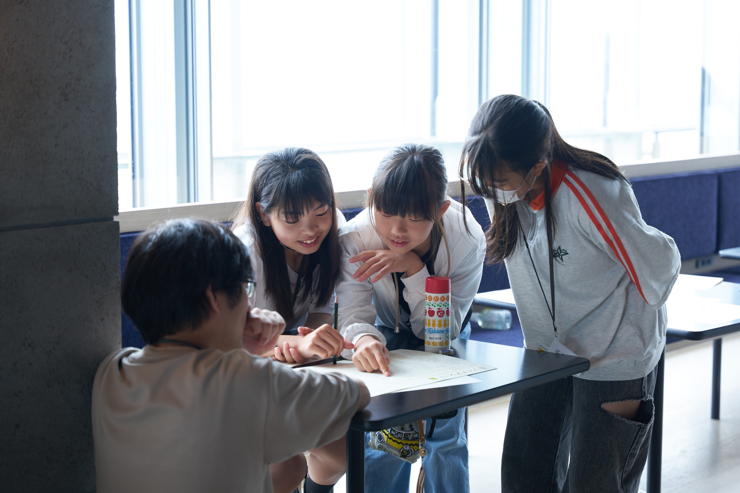中学生対象「八百万の神(やおよろずのかみ)をテーマに、キャラクターとストーリーをつくろう」ワークショップ風景