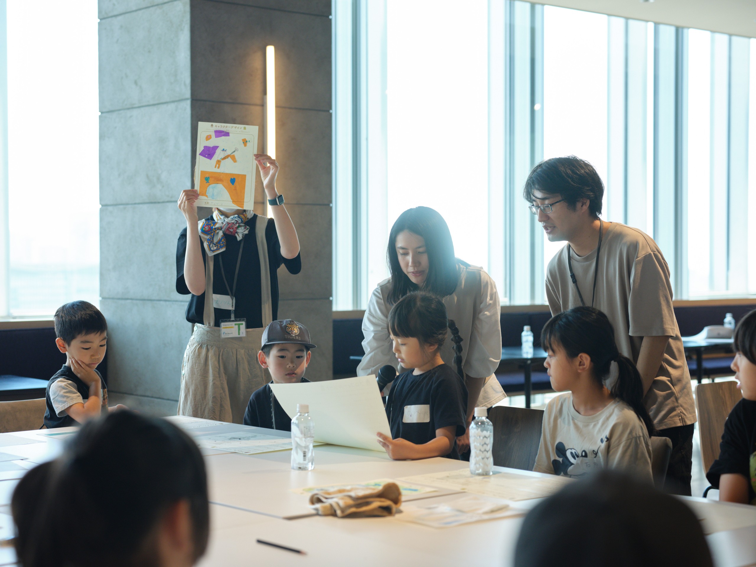 小学生対象「キャラクターづくり〜八百万の神(やおよろずのかみ)を考えて描こう」ワークショップ参加者作品発表風景