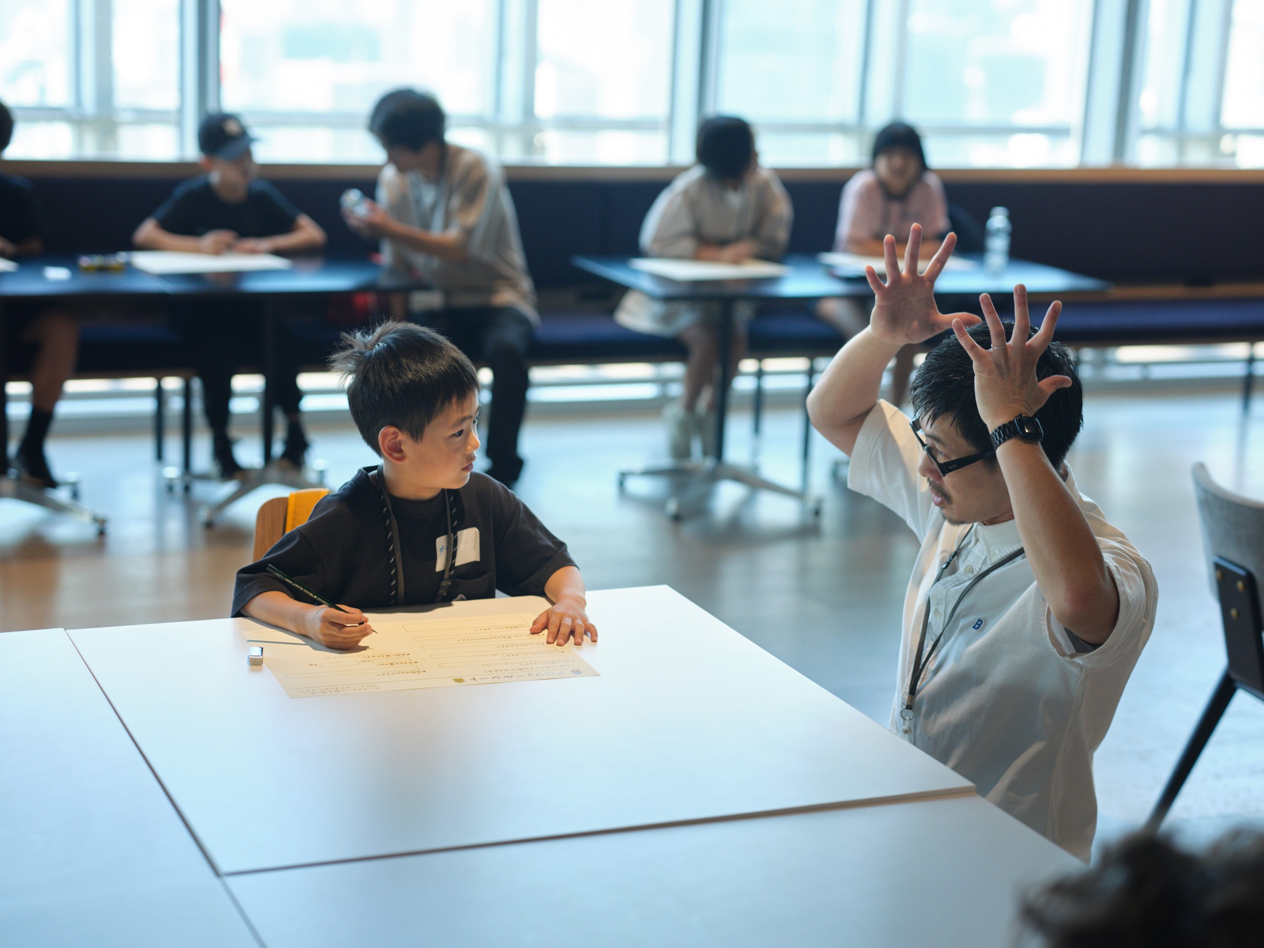 小学生対象「キャラクターづくり〜八百万の神(やおよろずのかみ)を考えて描こう」ワークショップ参加者の様子