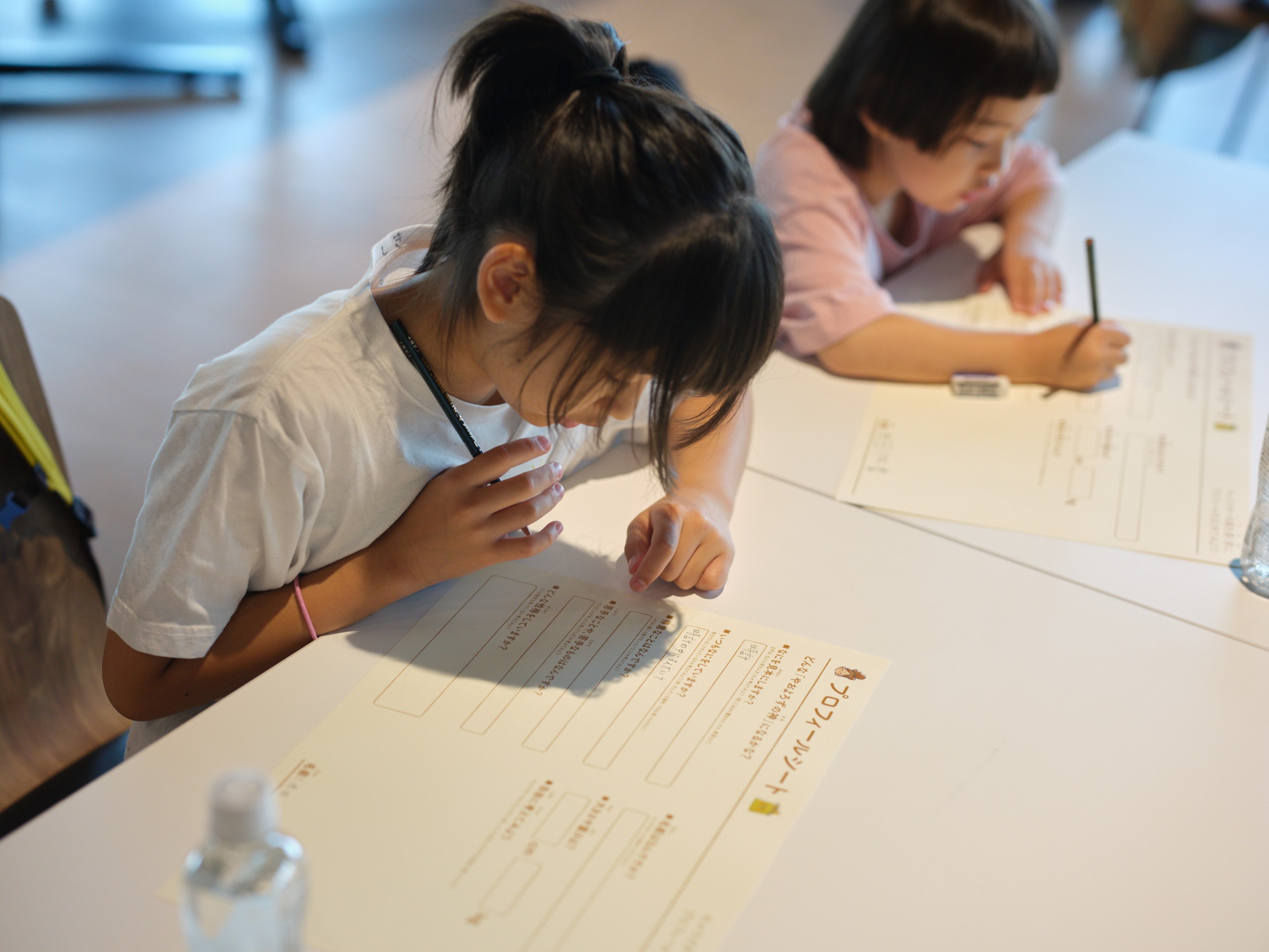 小学生対象「キャラクターづくり〜八百万の神(やおよろずのかみ)を考えて描こう」ワークショップ参加者作業風景