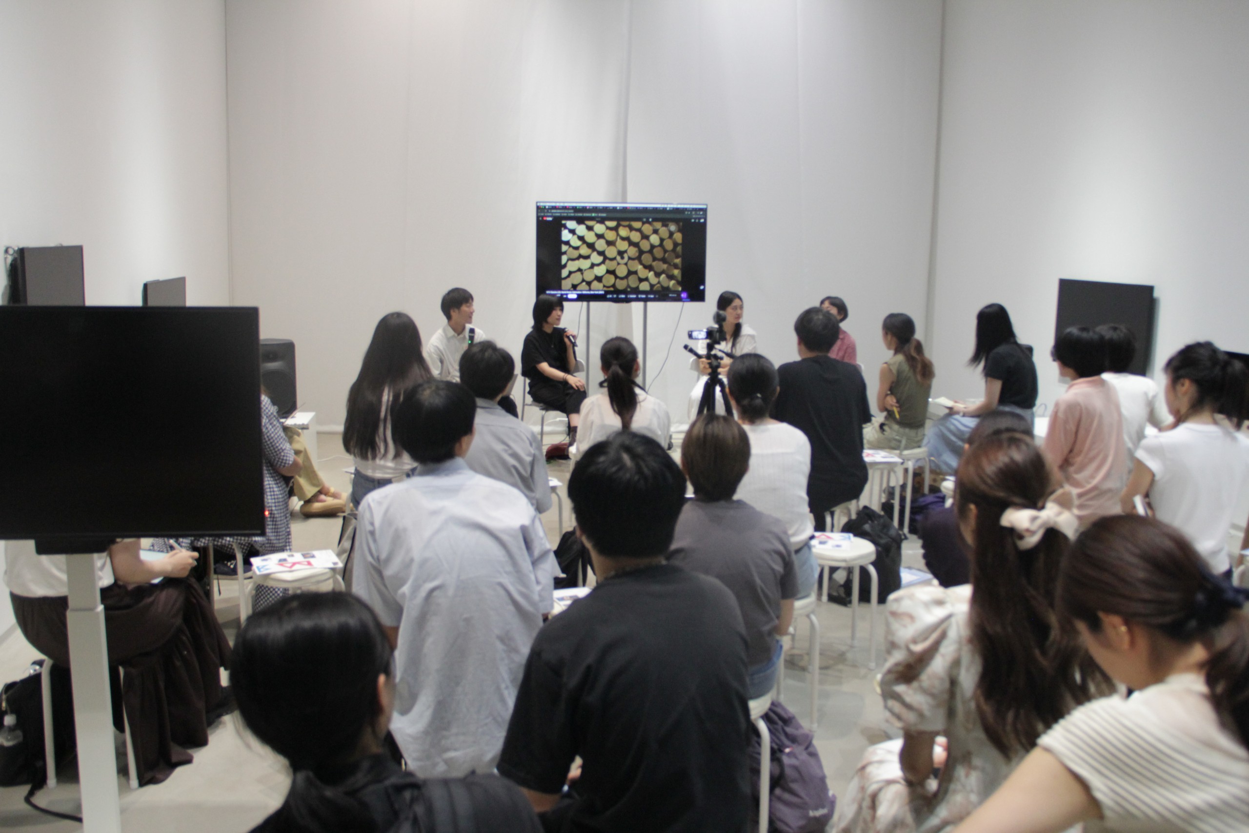 財団×小林颯個展「ポリパロール」  関連トークイベント風景　