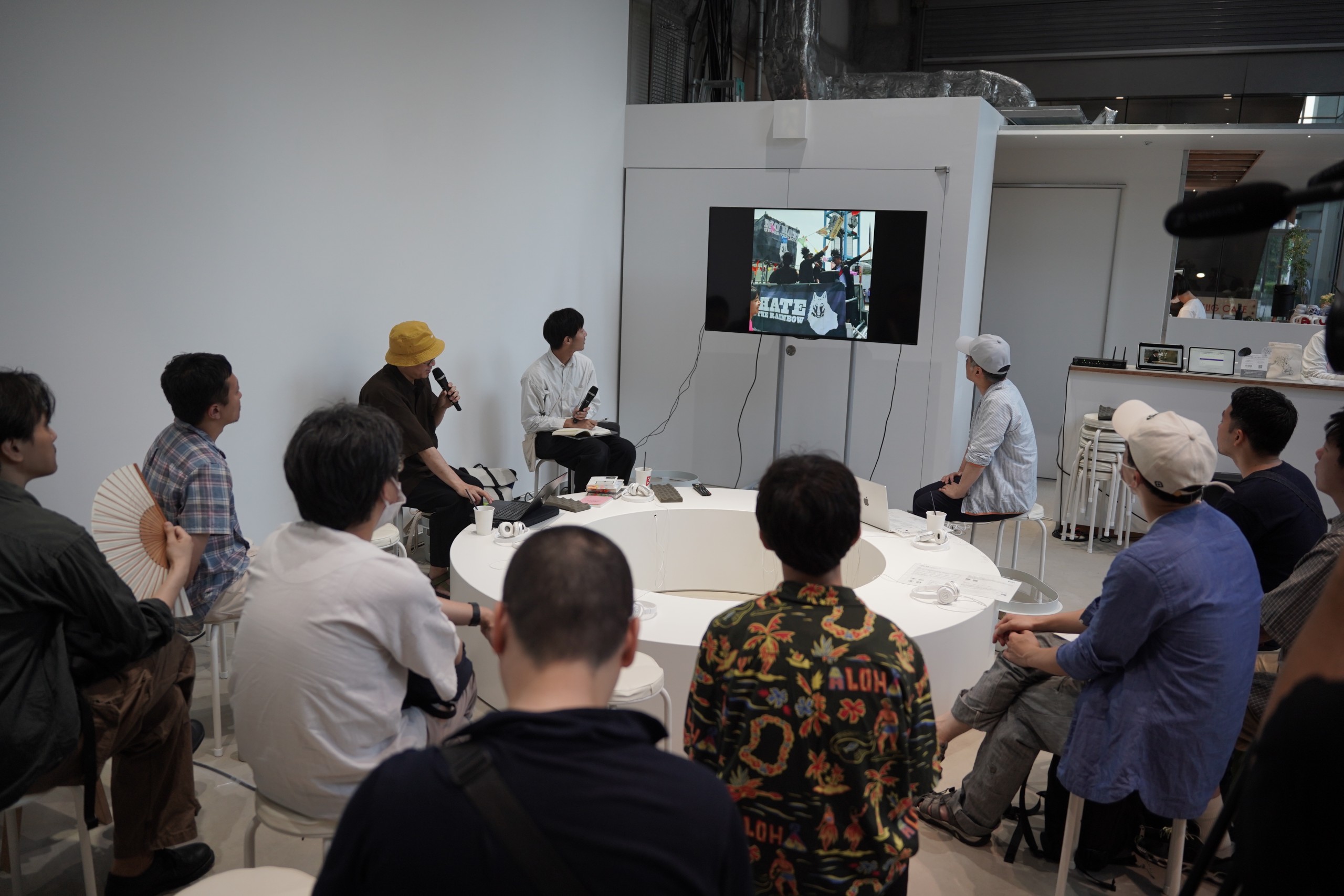 小林颯個展「ポリパロール」潟見陽×ミヤギフトシ×小林颯　トークイベント風景