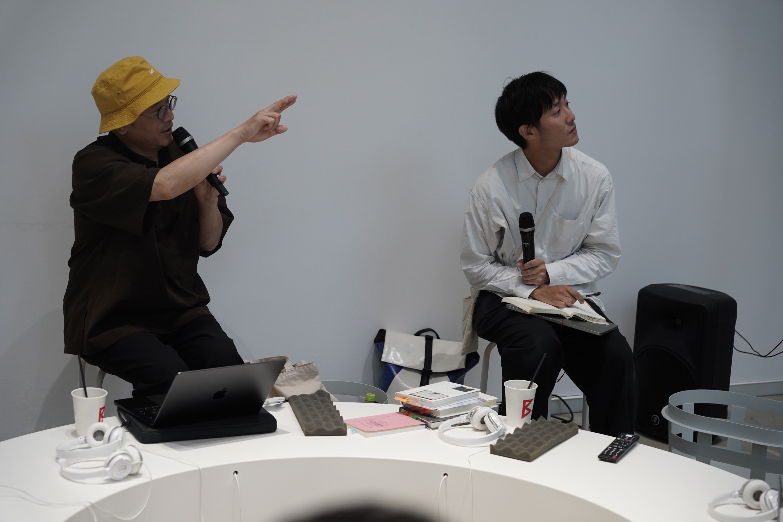 小林颯個展「ポリパロール」潟見陽×ミヤギフトシ×小林颯　トークイベント風景　潟見陽　小林颯