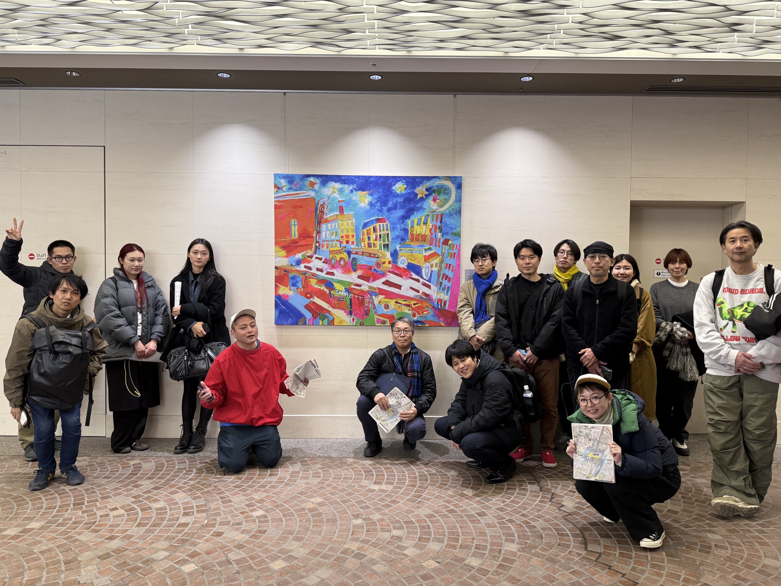 【バグスクール2024 参加型プログラム】トモ都市美術館(トモトシ)「東京駅地下の全てのアートピースを巡ってみる」ワークショップ 参加者集合写真