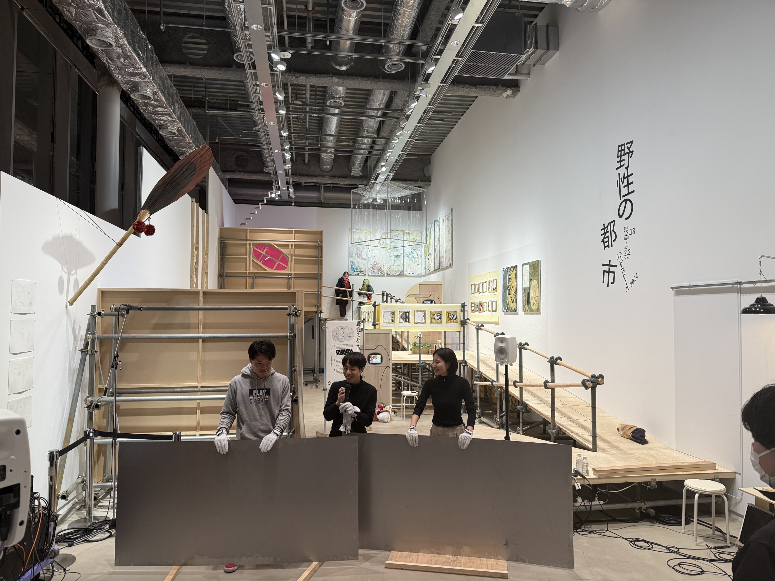 参加アーティスト7名によるオープニングトークイベント　パフォーマンス風景　黒田岳　山下港　池田佳穂