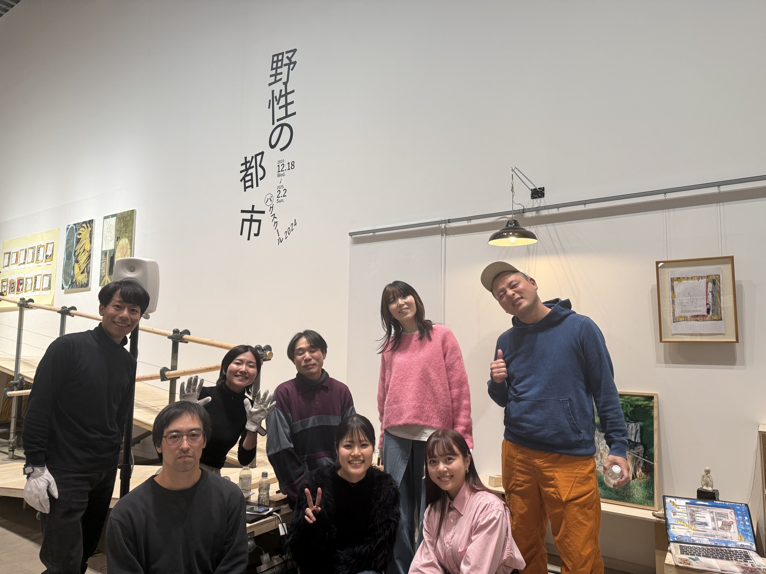 参加アーティスト7名によるオープニングトークイベント集合写真　宇田川直寛、黒川岳、ちぇんしげ、時吉あきな、トモトシ、中田愛美里、平松可南子