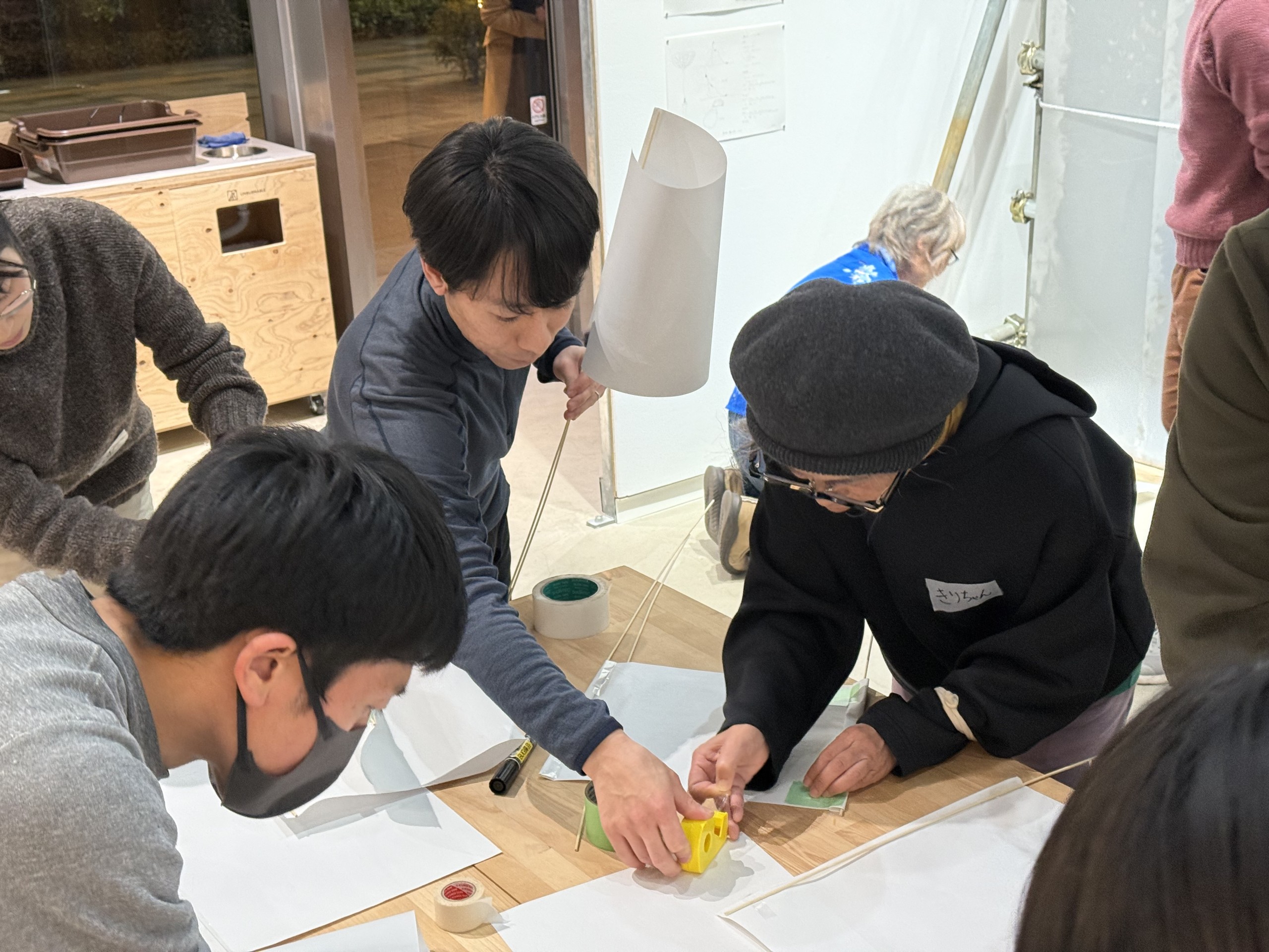 黒川岳「ふれる、みる、きく：アートセンターBUGの“地水火風”」ワークショップ　作業風景