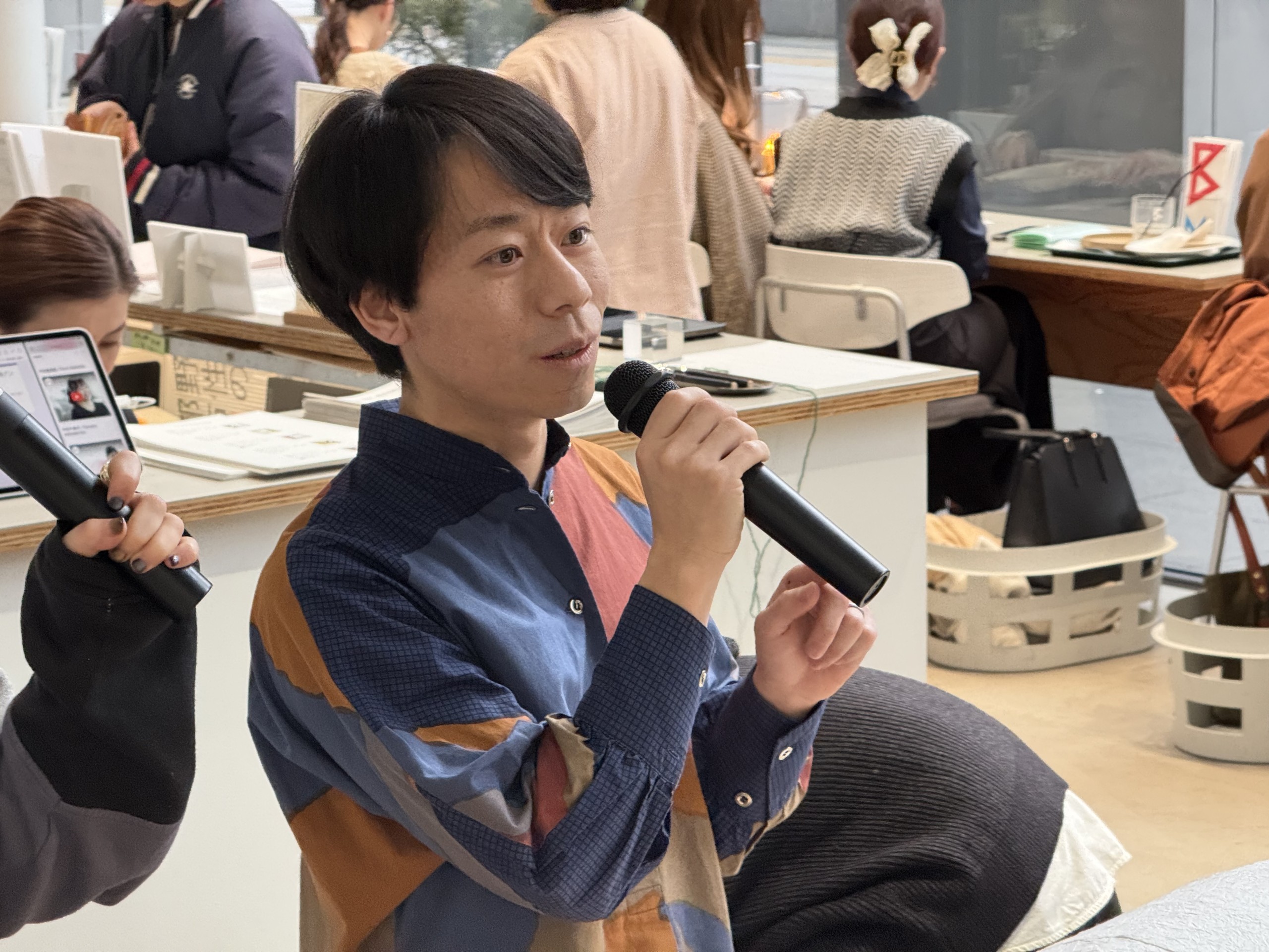 黒川岳「ふれる、みる、きく：アートセンターBUGの“地水火風”」ワークショップ風景　黒川岳