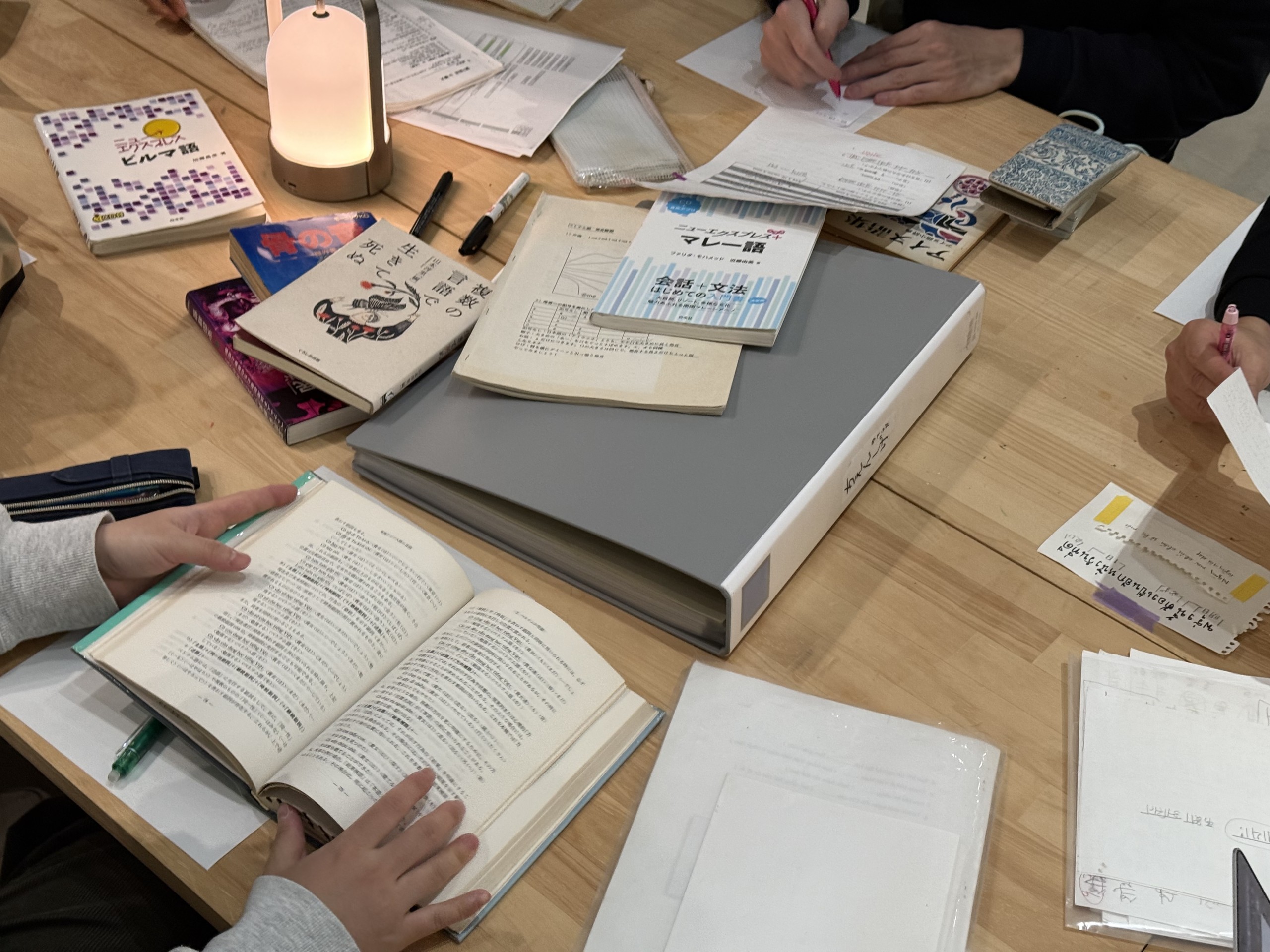 ちぇんしげ「記述の会・第３回【美術におけるエクソフォニーの可能性】」ワークショップ参加者　作業風景