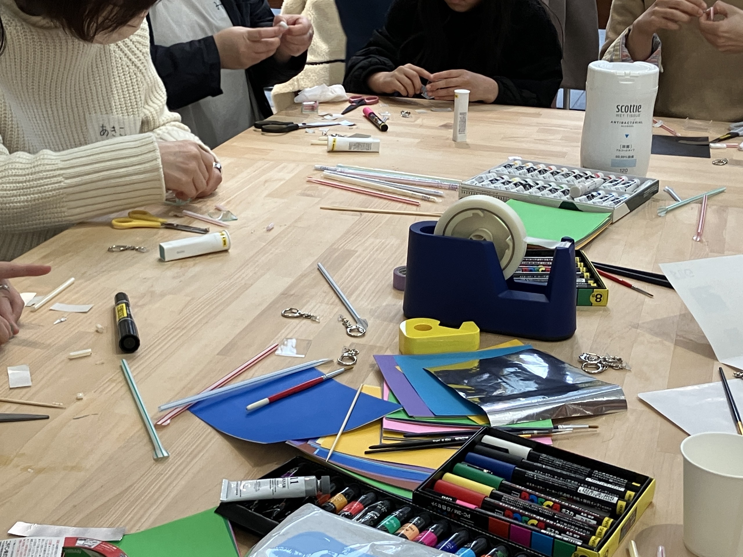 向井ひかり「ミニチュアダクトのキーホルダーを作ろう」ワークショップ参加者　作業風景