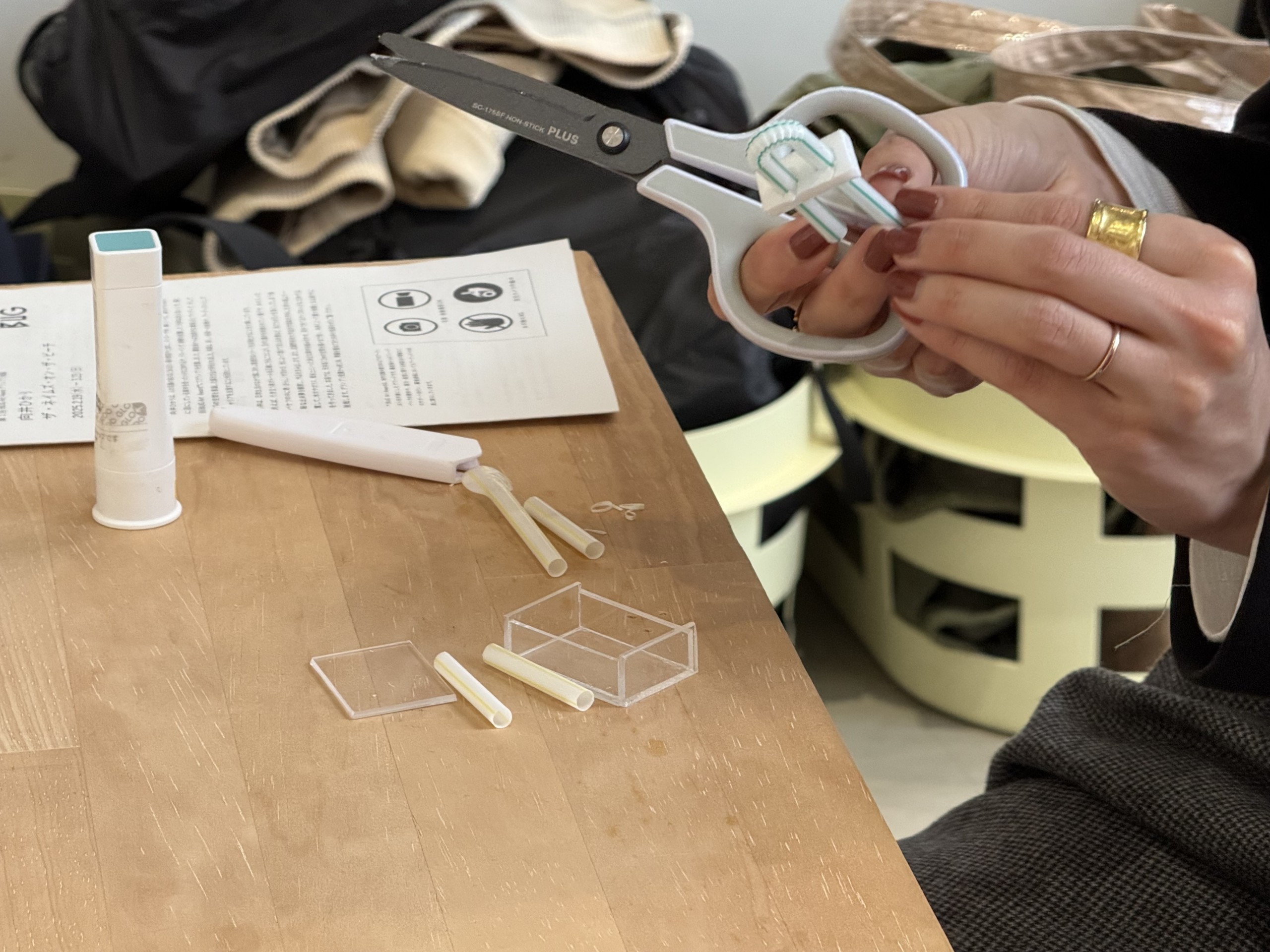 向井ひかり「ミニチュアダクトのキーホルダーを作ろう」ワークショップ参加者　作業風景