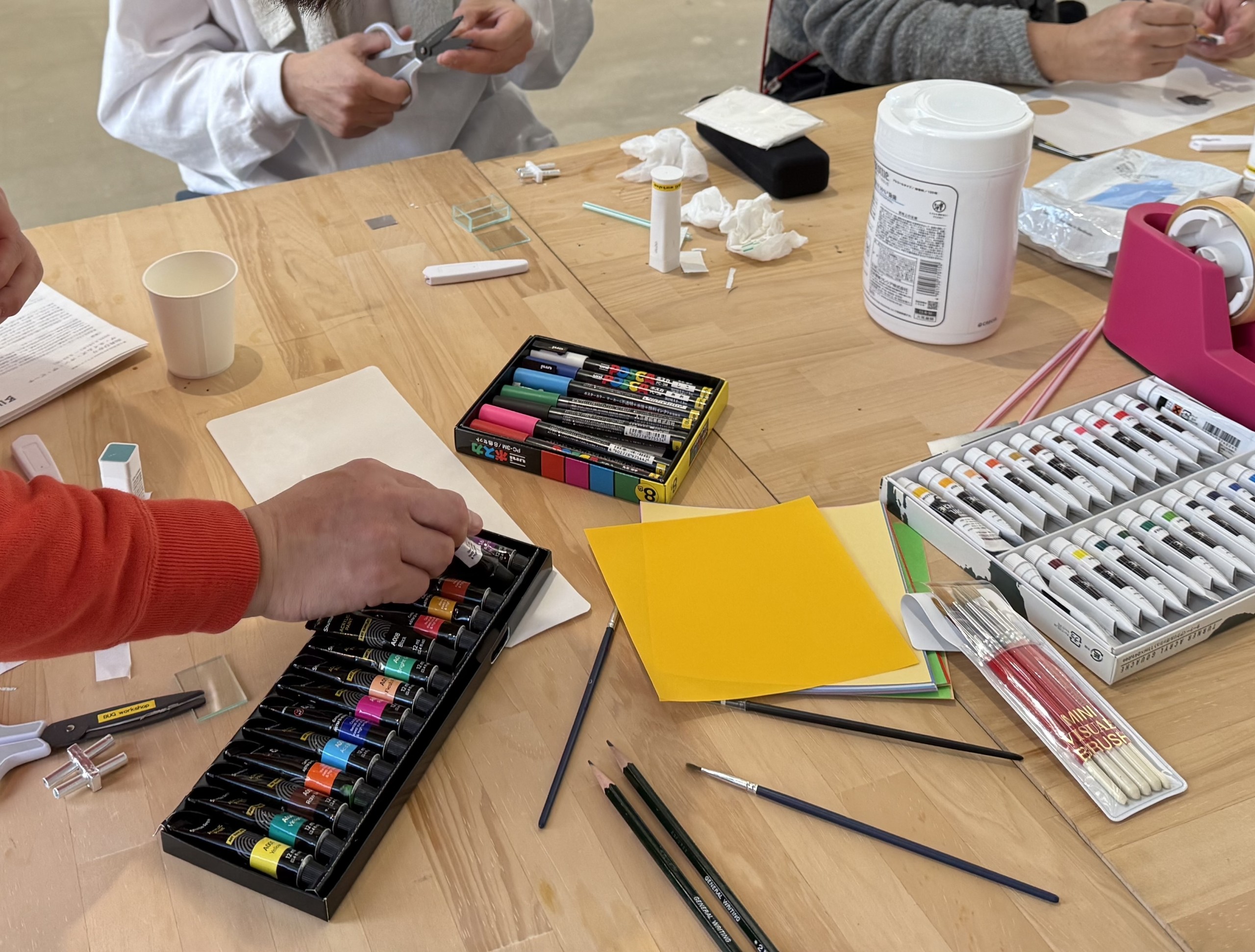 向井ひかり「ミニチュアダクトのキーホルダーを作ろう」ワークショップ参加者　作業風景