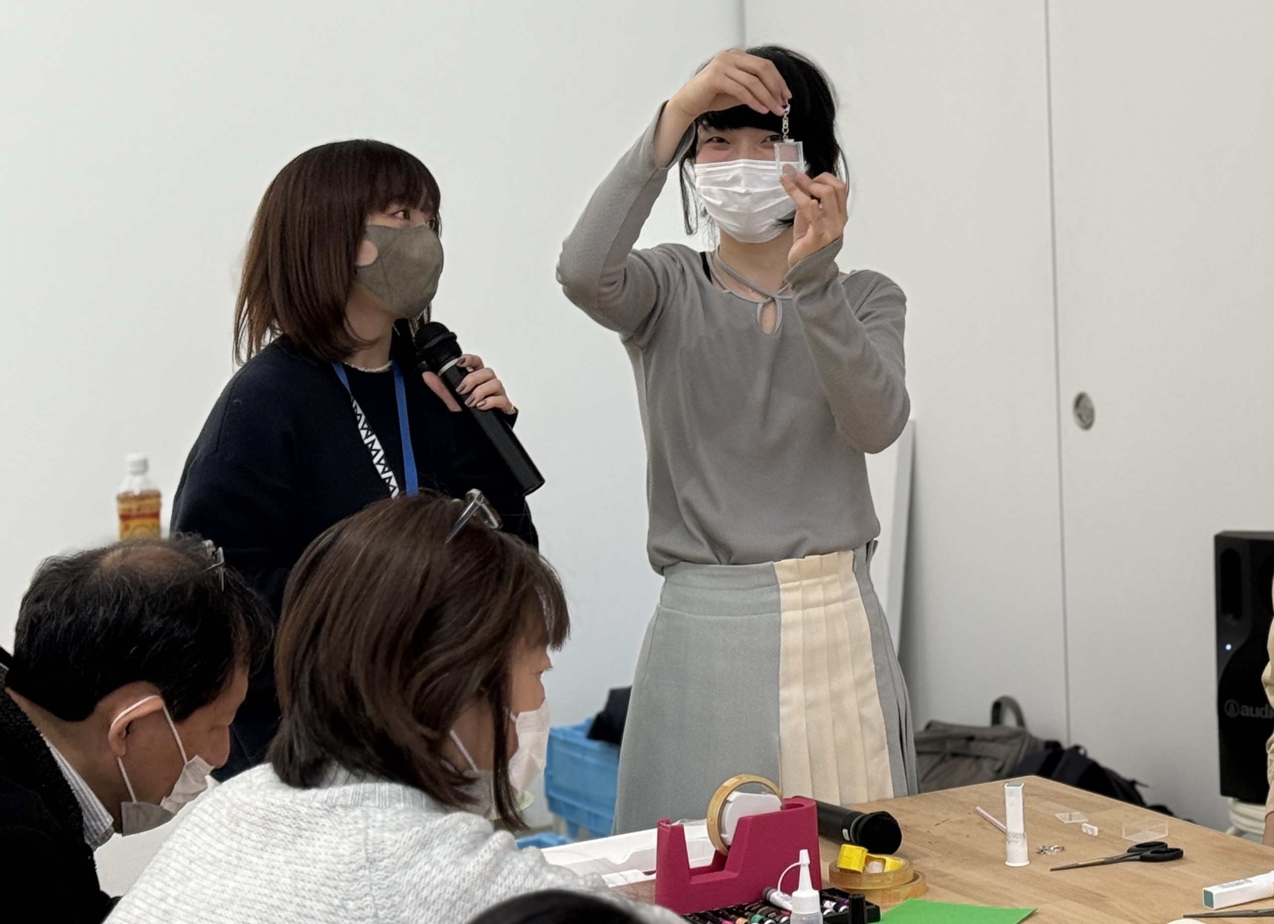 向井ひかり「ミニチュアダクトのキーホルダーを作ろう」ワークショップ風景　向井ひかり
