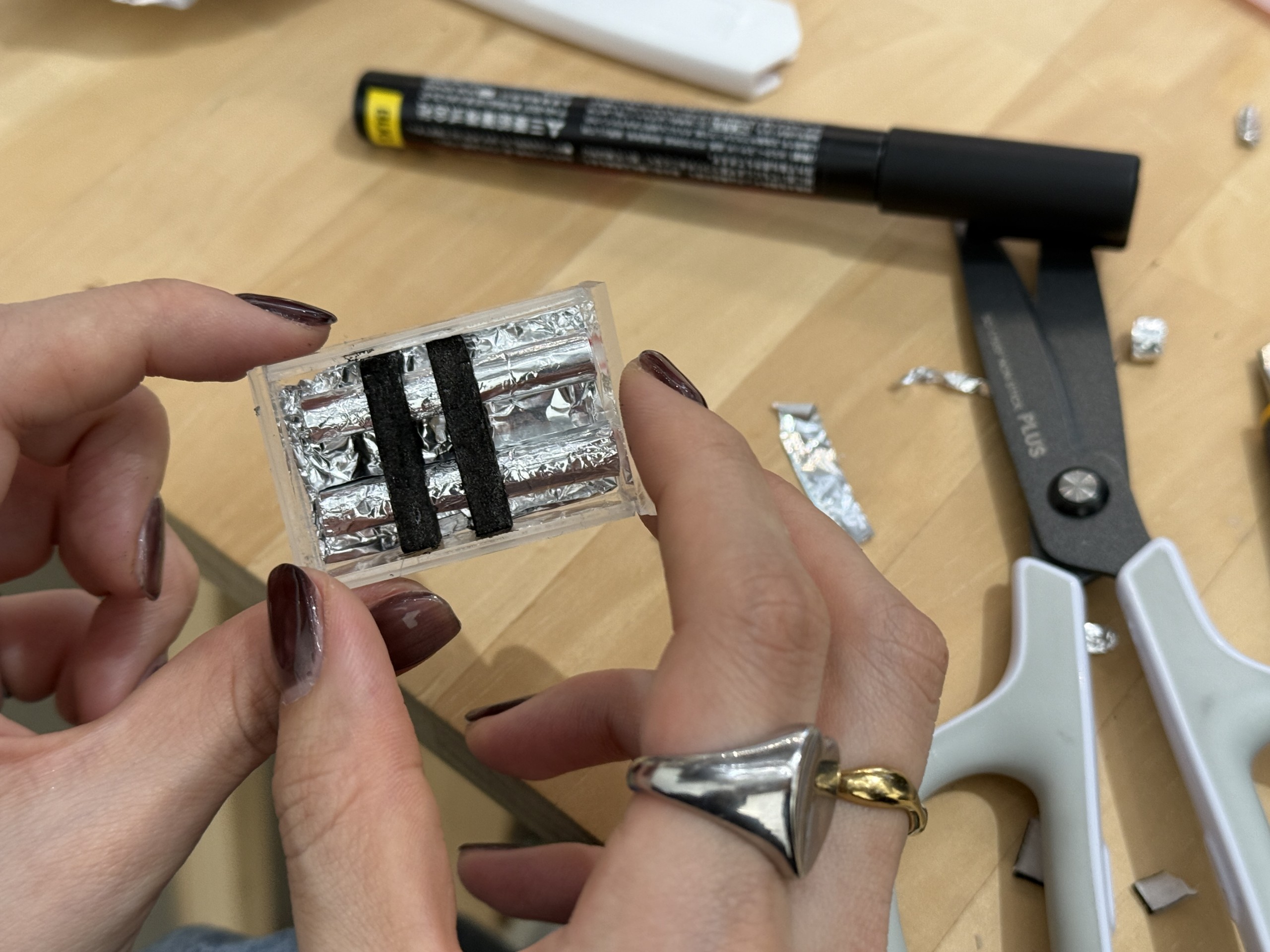 向井ひかり「ミニチュアダクトのキーホルダーを作ろう」ワークショップ参加者　作業風景